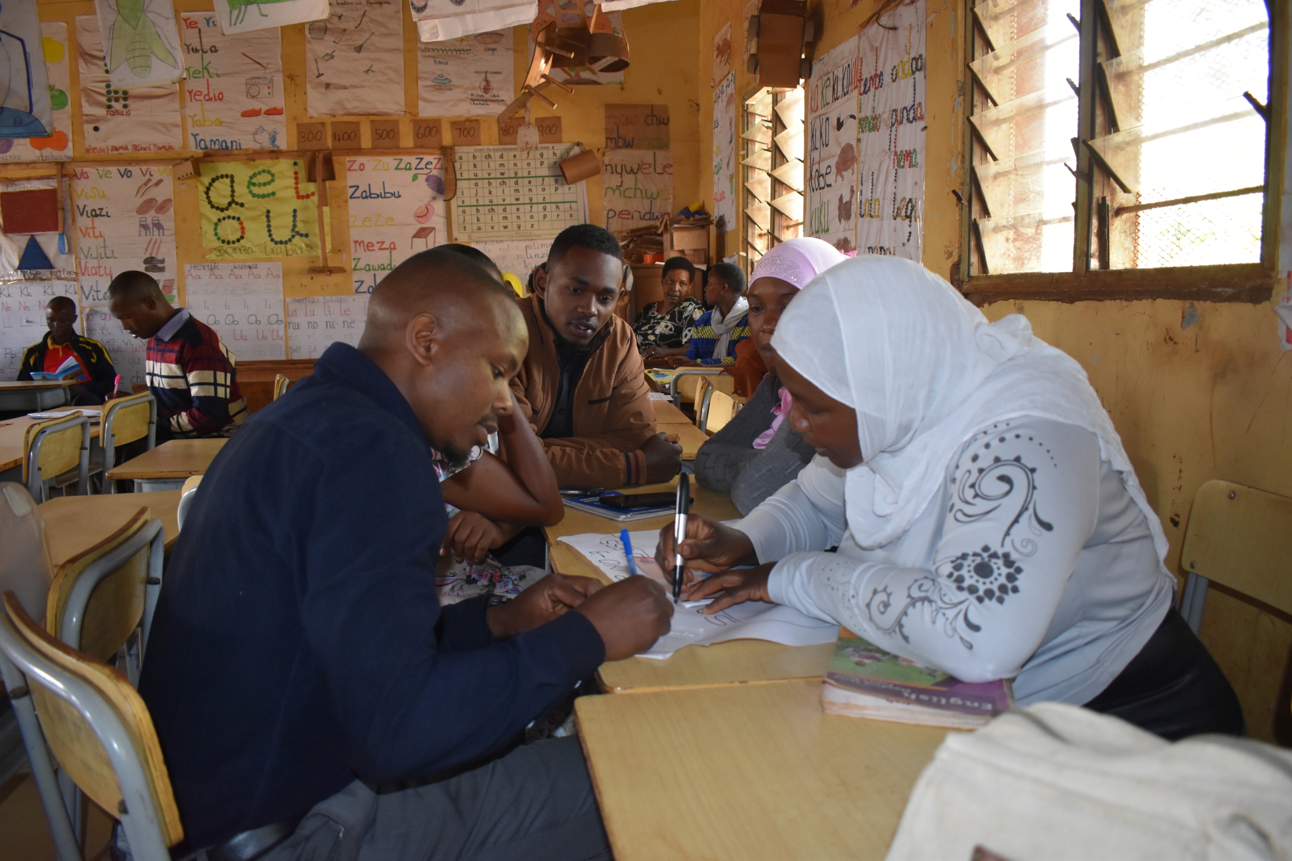 Group discussion of teachers during the Phonetics training